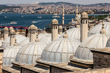Vue sur les toits d'une mosquée donnant sur le Bosphore à Istanbul en Turquie