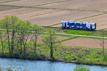春を待つ畑の中を走る由利高原鉄道の気動車