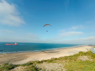 Gleitschirmflieger am Strand