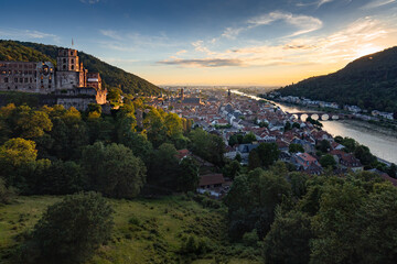 Blick auf die Altstadt von Heidelberg am Neckar zum Sonnenuntergang, Baden-Württemberg, Deutschland