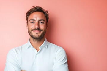 Obraz premium Thoughtful businessman looking at camera, smiling, one color background with generative ai