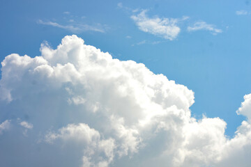 Obraz premium Blue sky with clouds Landscape Beautyful Background photos, clouds in the sky, realistic cold and sky photos.