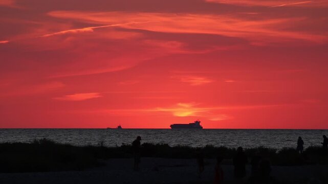 Sonnenuntergang am Urlaubsstrand