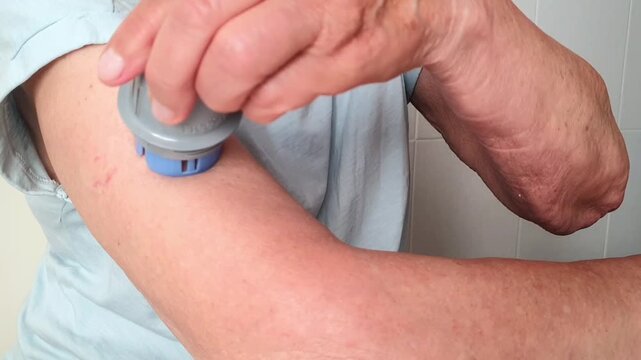 Stage 4. Instructions for installing a non-contact glucometer on the upper arm. A non-contact hand-held glucometer for quickly measuring blood glucose levels in diabetics. Device for diabetics.