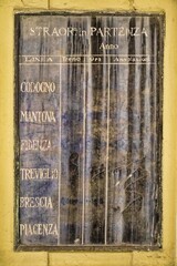 cremona, italien - verwitterter fahrplan am bahnhof