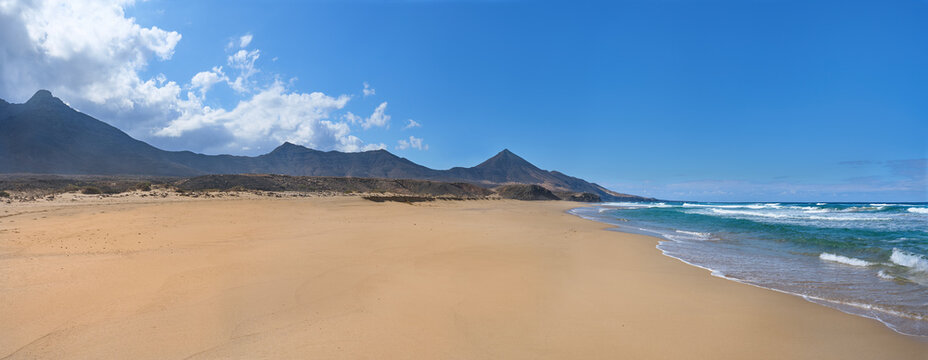 Einsamer breiter Sandstrand an der Playa de Cofete, Fuerteventura mit Blick nach Westen zum Berg Montana Aguda