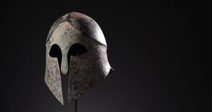 360 Grad Rotation Video eines antiken griechischen Bronzehelms 