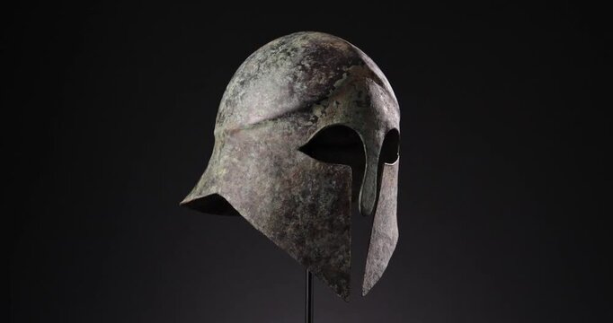 360 Grad Rotation Video eines antiken griechischen Bronzehelms 