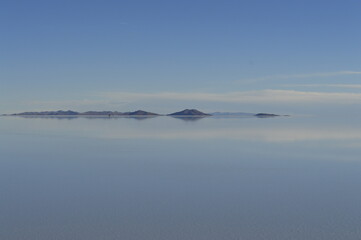 Montanhas no infinito do Salar de Uyuni alagado na Bol&iacute;via