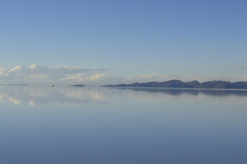 Montanha e nuvens no horizonte do Salar de Uyuni