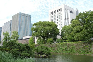 Fototapeta premium 日比谷公園の池とビル群 