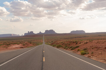 Majestic Monoliths: Discovering the Timeless Beauty of Monument Valley and Valley of the Gods
Immerse yourself in the majestic landscapes of Monument Valley and Valley of the Gods, where towering butt