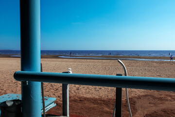 遠浅の海の海水浴場