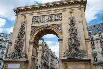 Fototapeta premium Monumento Magno entre o 2º bairro e o 11º bairro. Casas antigas, lojas tradicionais e vida cotidiana nas ruas do bairro. Área postal 75003.