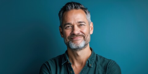 Obraz premium Portrait of an adult man with gray hair on a bright monochromatic background. An emotional person conveying real emotions and feelings. Advertising banner with copyspace.