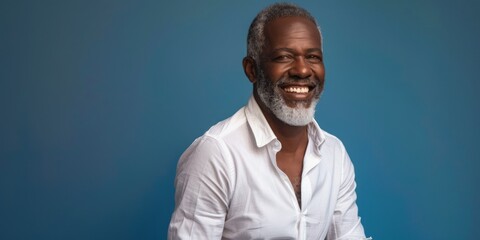 Obraz premium Portrait of an adult man with gray hair on a bright monochromatic background. An emotional person conveying real emotions and feelings. Advertising banner with copyspace.