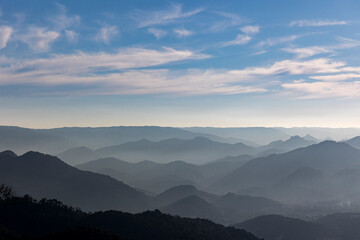 Camadas de montanhas e céu azul