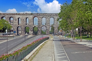 Obraz premium Picture of the Valens Equaduct in Istanbul with a deserted street