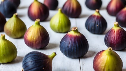 Obraz premium Close-up background of a bunch of green figs, fresh figs. The fruits are arranged in a row. The figs are ripe and plump, with a dark green hue.