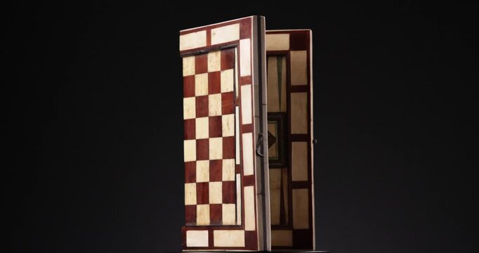 360 Grad Rotation eines Backgammon und Schach Spielbretts vor schwarzem Hintergrund