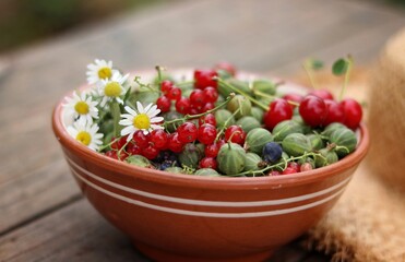 bowl of salad with tomatoes