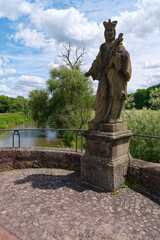 Obraz premium Alte Saalebrücke über die Fränkische Saale in Euerdorf, Landkreis Bad Kissingen, Unterfranken, Bayern, Franken, Deutschland