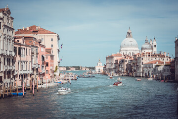 Naklejka premium Ausblick auf den Canal Grade in Venedig mit dem täglichen Bootsverkehr