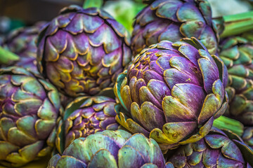 Obraz premium Fresh artichokes at farmers market