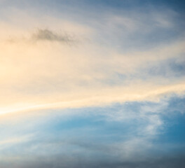 foto al amanecer del cielo y las nubes - foto de stock 