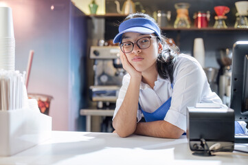 Latina girl shows a pessimistic attitude towards the lack of customers at her establishment.