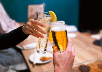 ハイボールとビールで乾杯 © Nii Koo Nyan