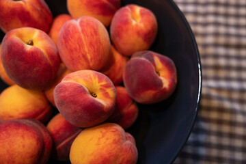 Pêches 🍑  dans bol bleu avec tissus quadrillé, horizontal, espace négatif à droite