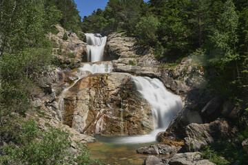 Cascada en la montaña, los Pirineos en España