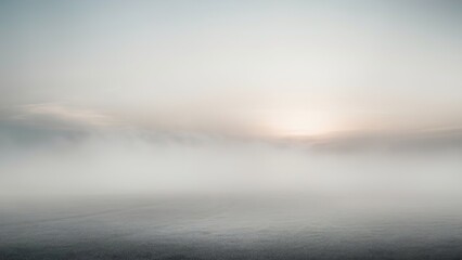 Obraz premium A foggy, cloudy sky with a sun in the background