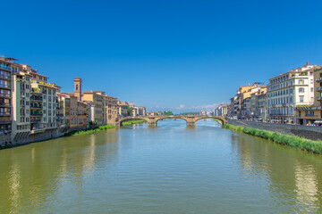 Obraz premium View of the Arno, the river that crosses the city of Florence in Italy.