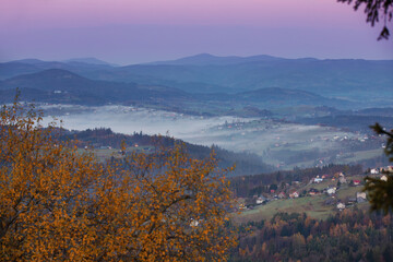 Paysage d'automne dans les montagnes sur fond de lever de soleil et de brumes matinales, papier...