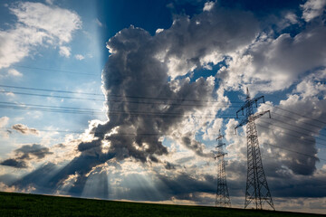 Regen und Gewitterwolken &uuml;ber Strommasten