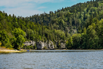 Obraz premium Les Brenets, le lac des Brenets, Felsen, Felswände, Doubs, Fluss, Le Locle, Bootsfahrt, Ausflug, le Saut-du-Doubs, Jura, Juramassiv, Fischer, Sommer, Kanton Neuenburg, Schweiz
