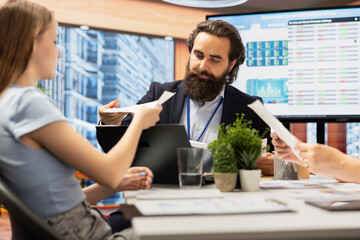 Financial advisor guiding family members in trading shares and making informed investment decisions. Broker offering clients recommendations on buying, selling, or holding stocks to optimize returns