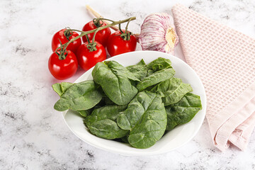 Green spinach leaves in the bowl