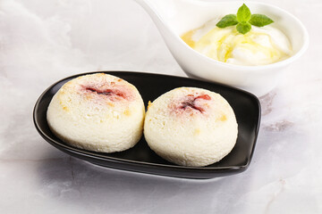 Curd pancakes with sour cream
