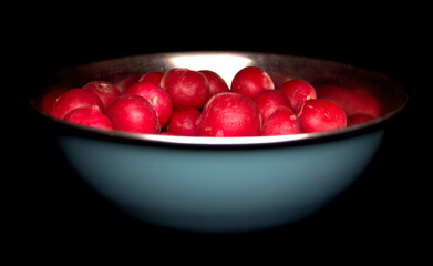 Gewaschene Radieschen in der Schüssel