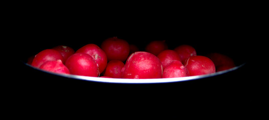 Gewaschene Radieschen in der Schüssel