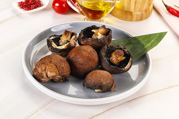 Baked brown champignons with spices