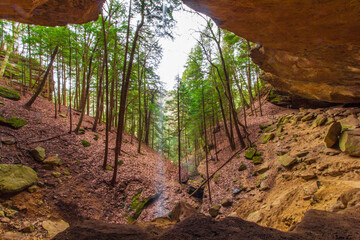 Obraz premium Whispering Cave, Hocking Hills State Park, Ohio