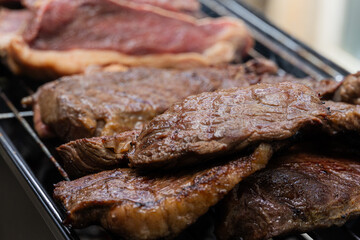 Parrilla de carne asada jugosa y dorada