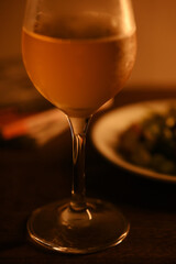 ワイングラスに注がれたビールとつまみ
