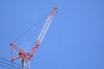 青空と高所クレーン