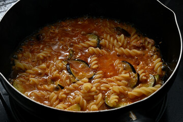 フジッリのトマトソースパスタ