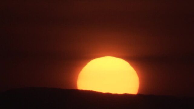 山に沈む夕日